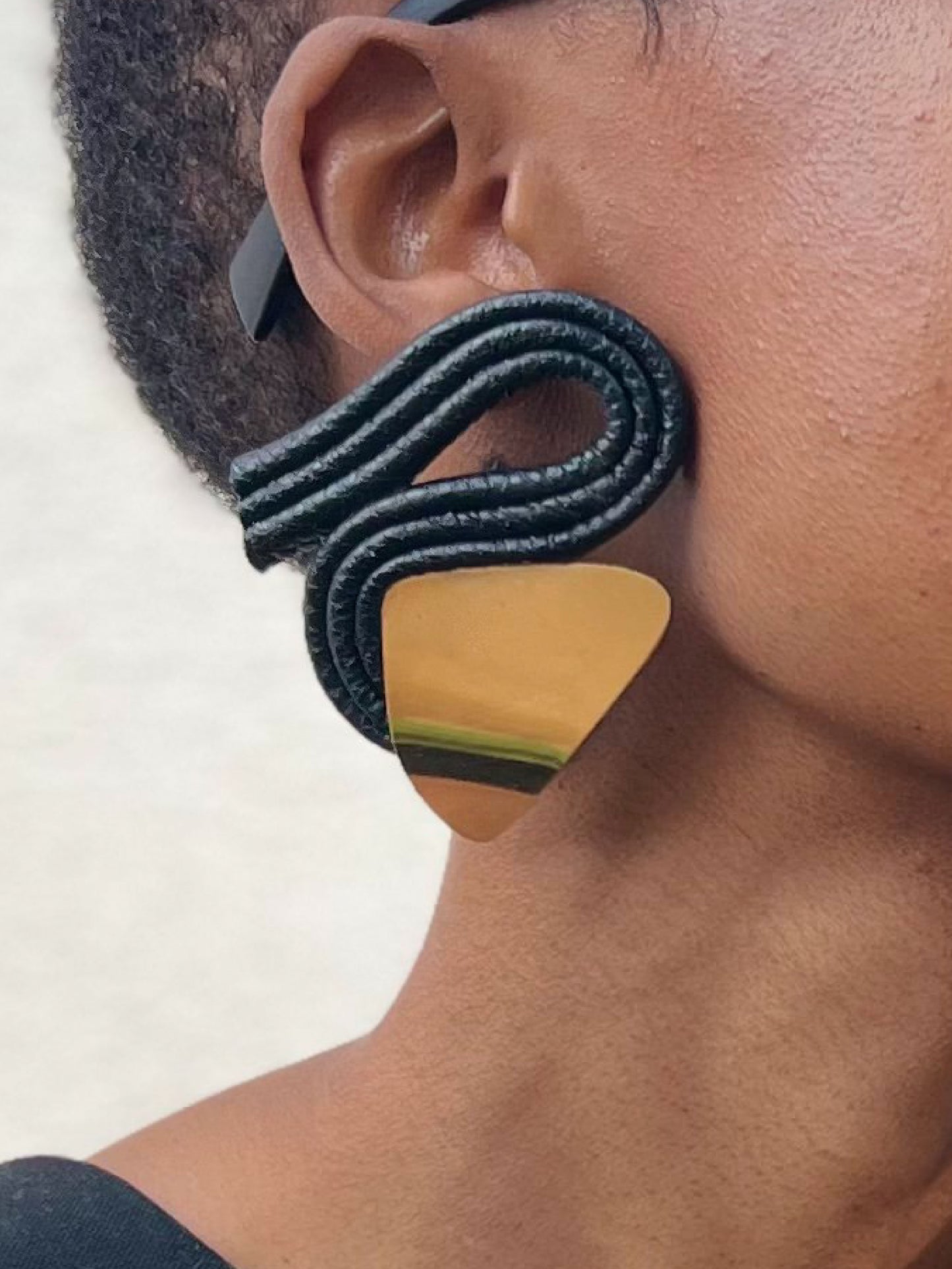 Evoke earrings - black