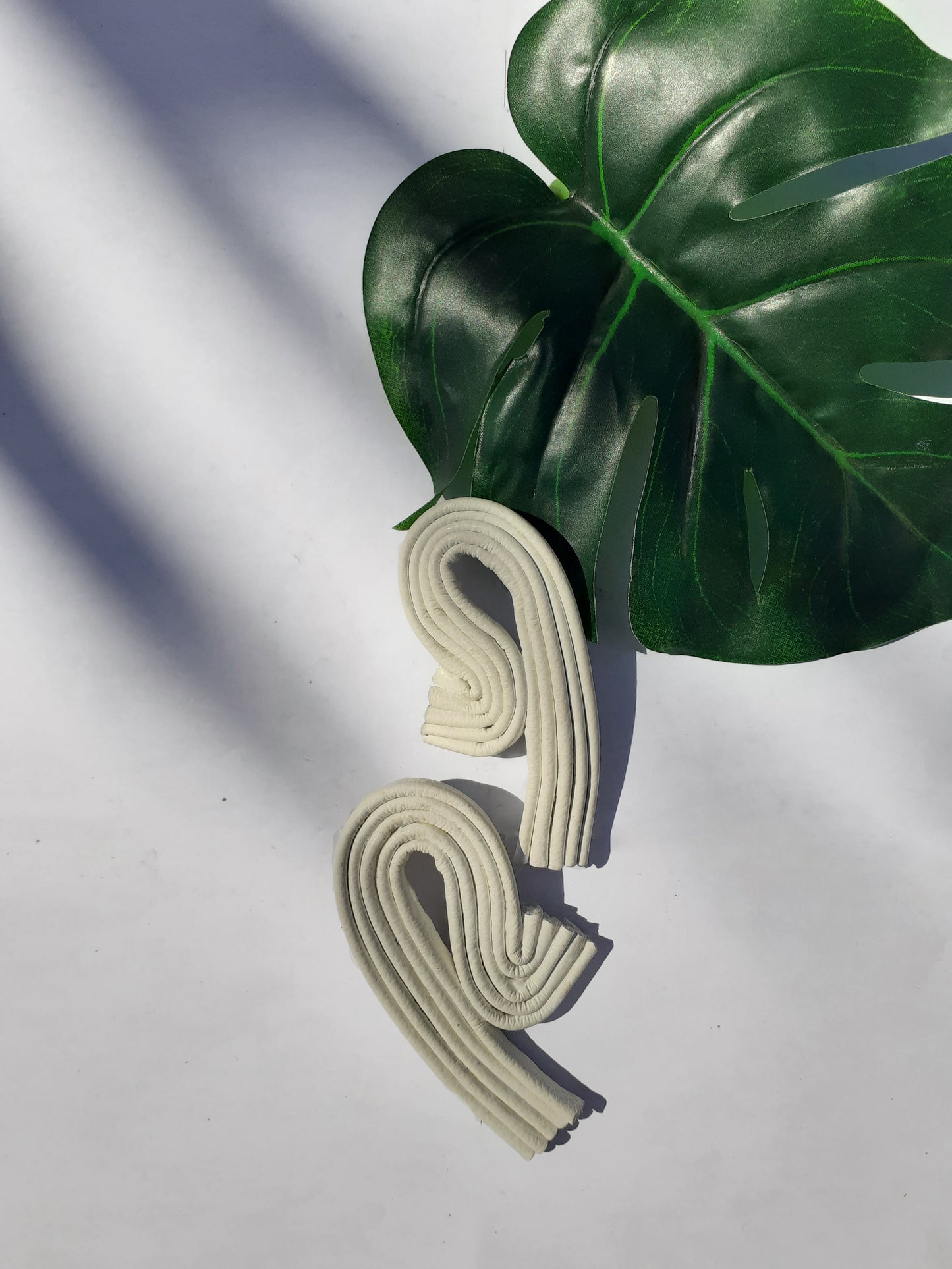 Flow earrings - white medium